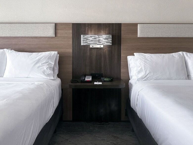 Holiday Inn Express Hotel & Suites Ennis