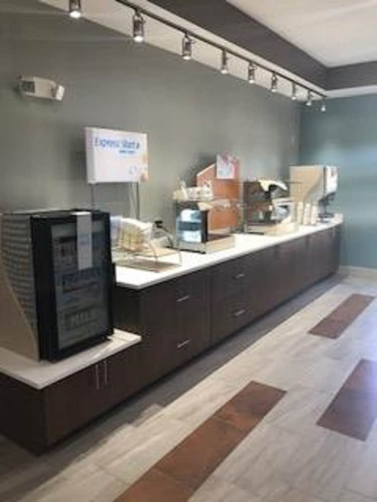 Holiday Inn Express Hotel & Suites Ennis
