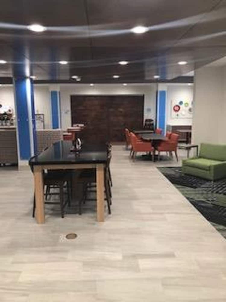 Holiday Inn Express Hotel & Suites Ennis