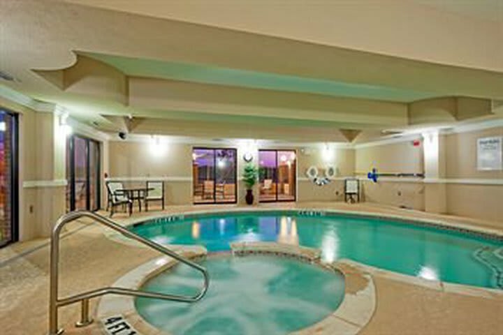 Holiday Inn Express Hotel & Suites Ennis