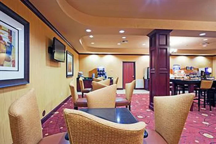 Holiday Inn Express Hotel & Suites Ennis