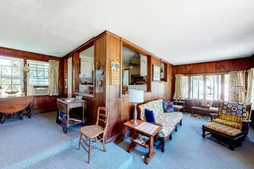Classic Southold Country Charmer
