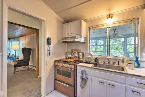Woodsy Southampton Escape With Deck And Fire Pit!