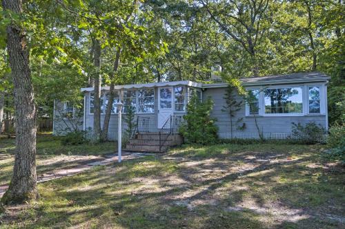 Woodsy Southampton Escape With Deck And Fire Pit!