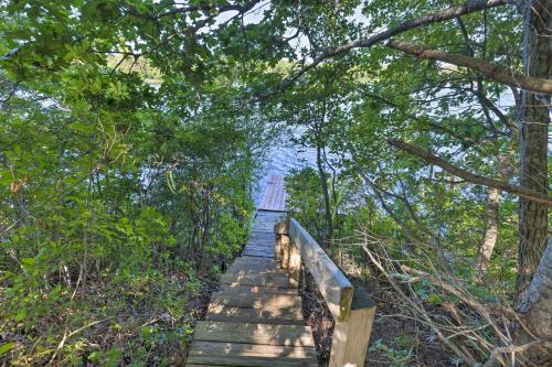 Woodsy Southampton Escape With Deck And Fire Pit!
