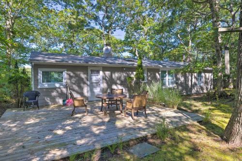 Woodsy Southampton Escape With Deck And Fire Pit!