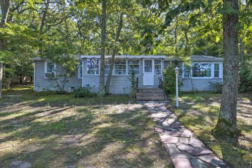Woodsy Southampton Escape With Deck And Fire Pit!