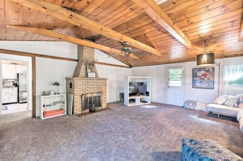 Woodsy Southampton Escape With Deck And Fire Pit!