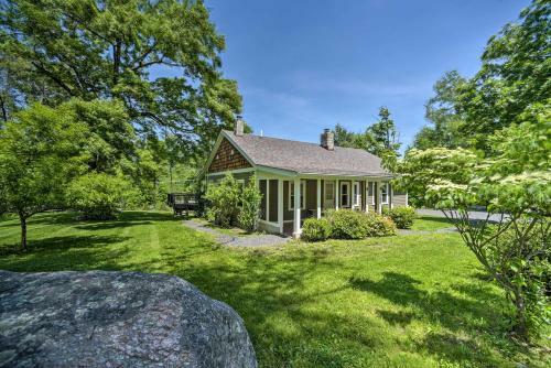 Charming Cottage With Deck Mtn And Lake Views!