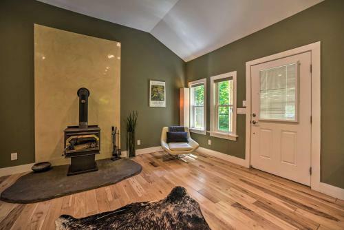 Charming Cottage With Deck Mtn And Lake Views!