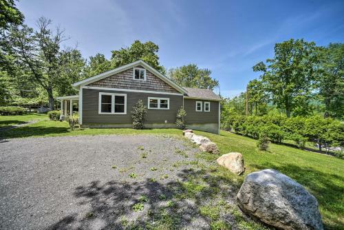 Charming Cottage With Deck Mtn And Lake Views!