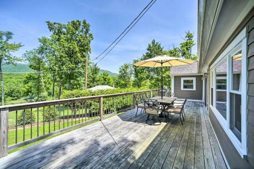 Charming Cottage With Deck Mtn And Lake Views!