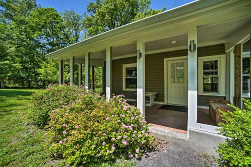 Charming Cottage With Deck Mtn And Lake Views!