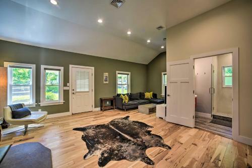 Charming Cottage With Deck Mtn And Lake Views!