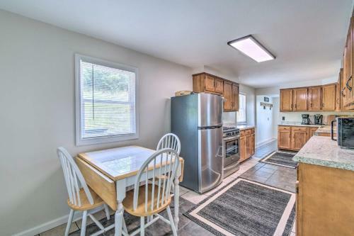 Watkins Glen Lakeview Cottage With Waterfall!