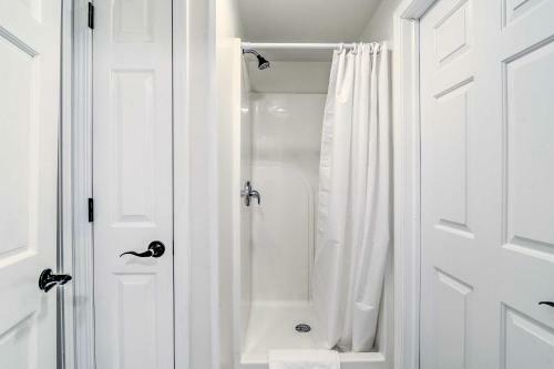 Watkins Glen Lakeview Cottage With Waterfall!