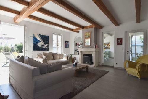 Dans Le Centre De La Couarde, Superbe Villa Familiale