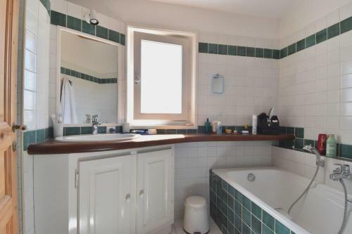 Dans Le Centre De La Couarde, Superbe Villa Familiale