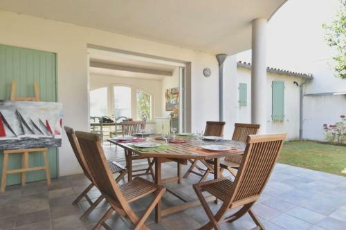 Dans Le Centre De La Couarde, Superbe Villa Familiale