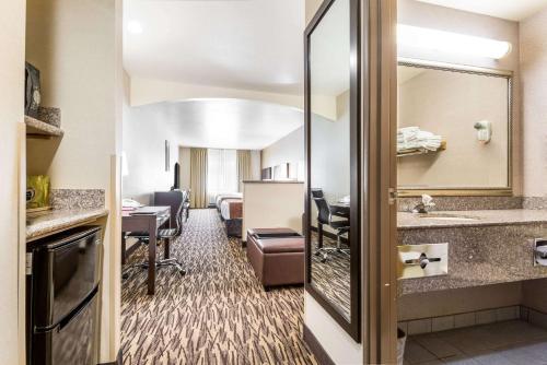 Hotel Comfort Suites Portland Airport