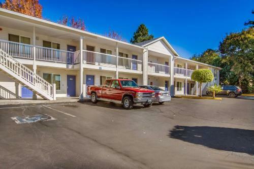 Motel 6 Portland Mall - 205