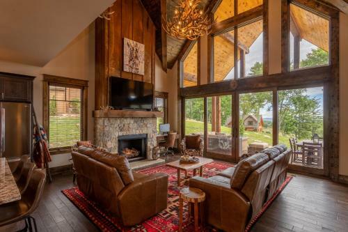 Eagles Overlook - Pet Friendly Eagles Nest Home With Pool Table, Views, Fire Pit