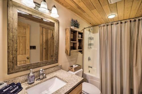 Rocky Creek Cabin With Hot Tub, Creek Views!