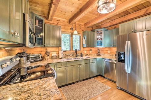 Rocky Creek Cabin With Hot Tub, Creek Views!