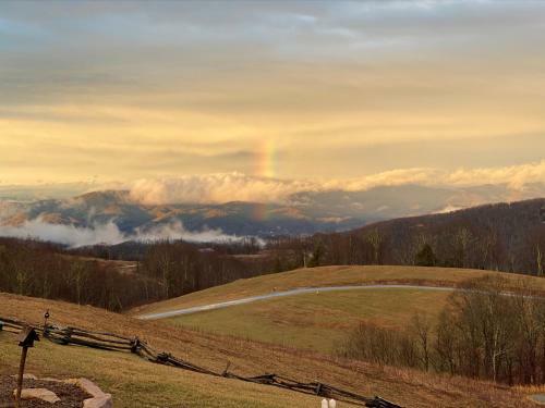 Whitetail Ridge Lodge - Eagles Nest, Long Range Views, Three Masters