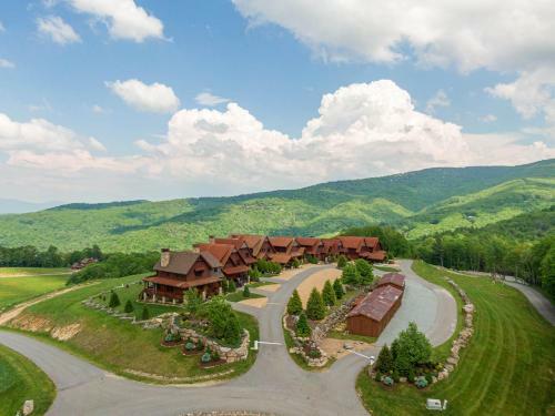 Whitetail Ridge Lodge - Eagles Nest, Long Range Views, Three Masters
