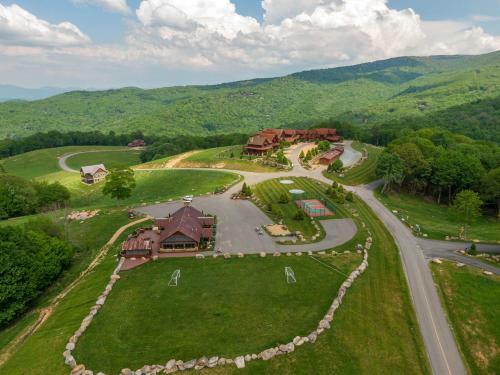 Whitetail Ridge Lodge - Eagles Nest, Long Range Views, Three Masters