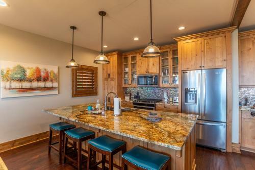 Whitetail Ridge Lodge - Eagles Nest, Long Range Views, Three Masters