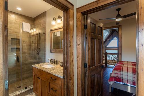 Whitetail Ridge Lodge - Eagles Nest, Long Range Views, Three Masters