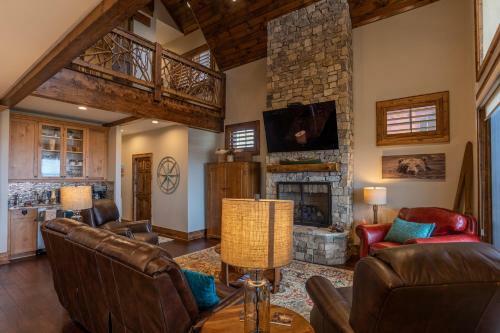 Whitetail Ridge Lodge - Eagles Nest, Long Range Views, Three Masters