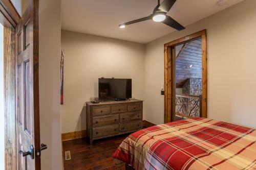 Whitetail Ridge Lodge - Eagles Nest, Long Range Views, Three Masters