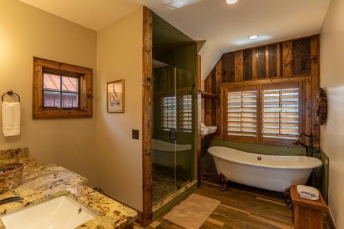 Whitetail Ridge Lodge - Eagles Nest, Long Range Views, Three Masters