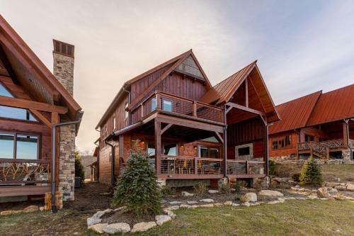 Whitetail Ridge Lodge - Eagles Nest, Long Range Views, Three Masters