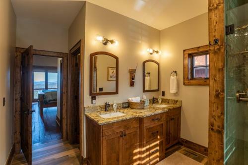 Whitetail Ridge Lodge - Eagles Nest, Long Range Views, Three Masters