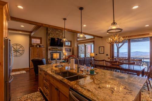 Whitetail Ridge Lodge - Eagles Nest, Long Range Views, Three Masters