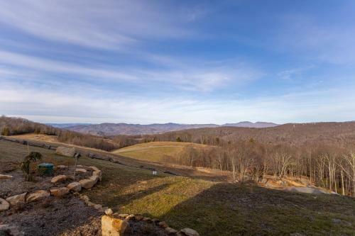 Whitetail Ridge Lodge - Eagles Nest, Long Range Views, Three Masters