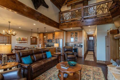 Whitetail Ridge Lodge - Eagles Nest, Long Range Views, Three Masters