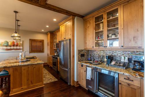 Whitetail Ridge Lodge - Eagles Nest, Long Range Views, Three Masters