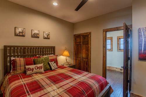 Whitetail Ridge Lodge - Eagles Nest, Long Range Views, Three Masters