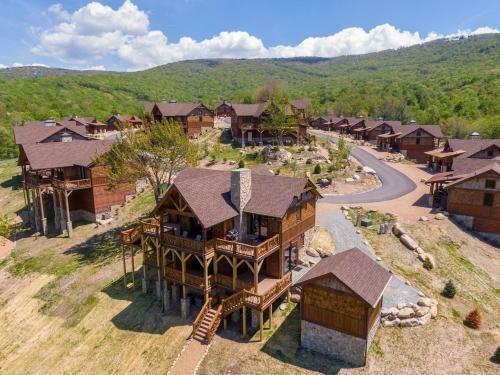 Kikis Hideaway At Eagles Nest - New Home! Two King Masters, Firepit, Deck Fireplace!