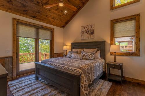 Kikis Hideaway At Eagles Nest - New Home! Two King Masters, Firepit, Deck Fireplace!