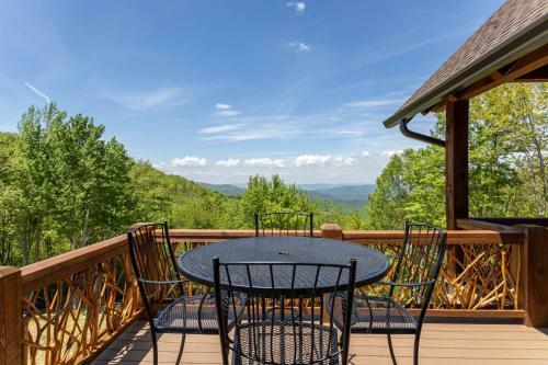 Kikis Hideaway At Eagles Nest - New Home! Two King Masters, Firepit, Deck Fireplace!