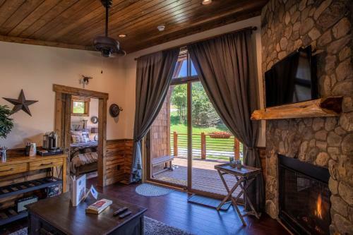 Red Wolf Chalet -tiny Home With Eagles Nest Amenities, Private Fire Pit, Pet Friendly