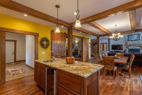 White Eagle Lodge - Eagles Nest Village Home - Views, Game Room, Pet Friendly