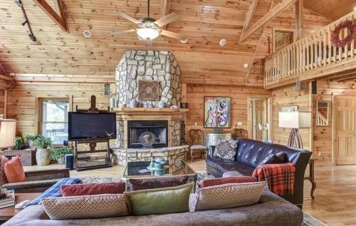 Black Mountain Hilltop Retreat