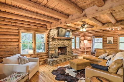Waynesville Cabin With Deck, Grill And Fire Pit!